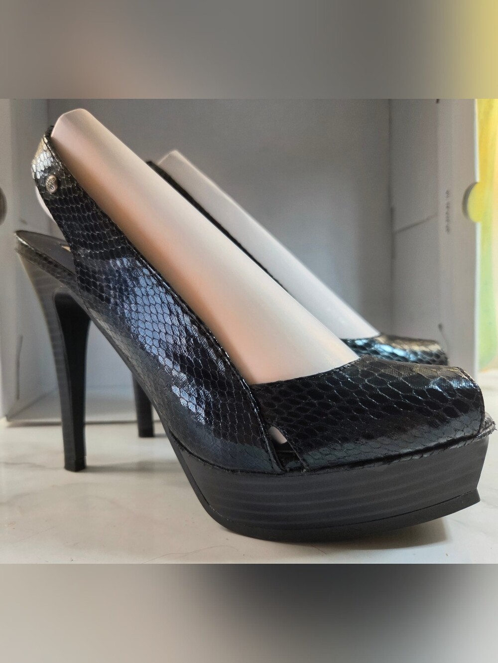 Like New Simply Vera Vera Wang Black Snake-Print Peep-Toe High Heels Size 7.5